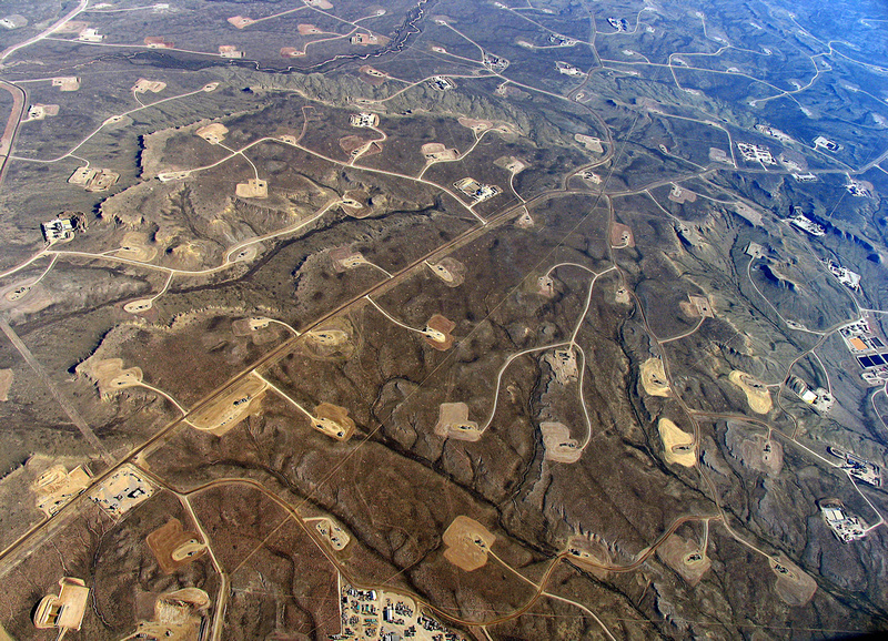 Bohrloch an Bohrloch: Luftaufnahme einer Frackingregion in Wyoming (USA)