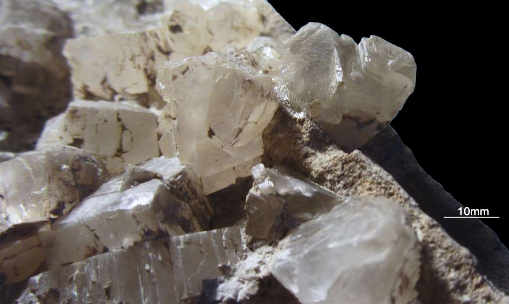 Calcit (Kalzit) Kristalle als Kluftmineral im Altenberger Stein, Fundort Altenberge