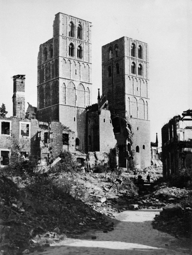 Dom zu Münster, Westportal Beschädigung im 2. Weltkrieg